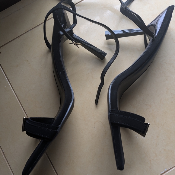 Elegant Black Strappy Sandals - Picture 2 of 3
